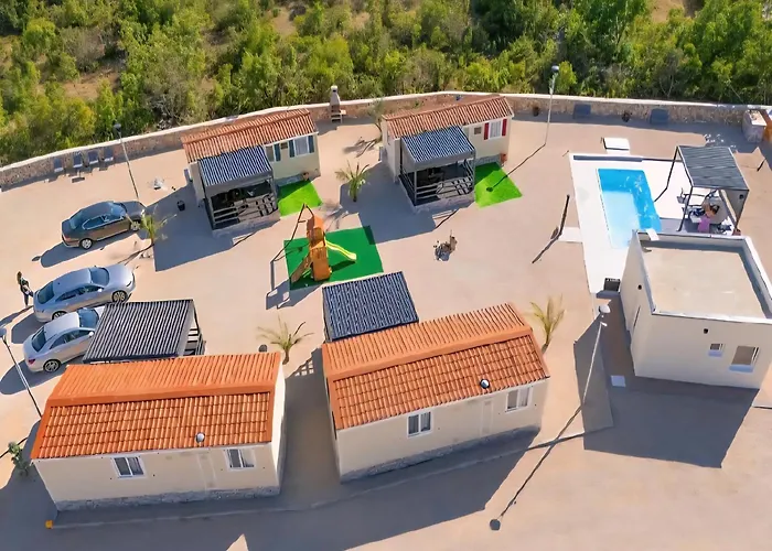 Auto-kamp Dvije Suze 4 אתר קמפינג