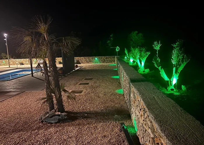 Auto-kamp Dvije Suze 4 *